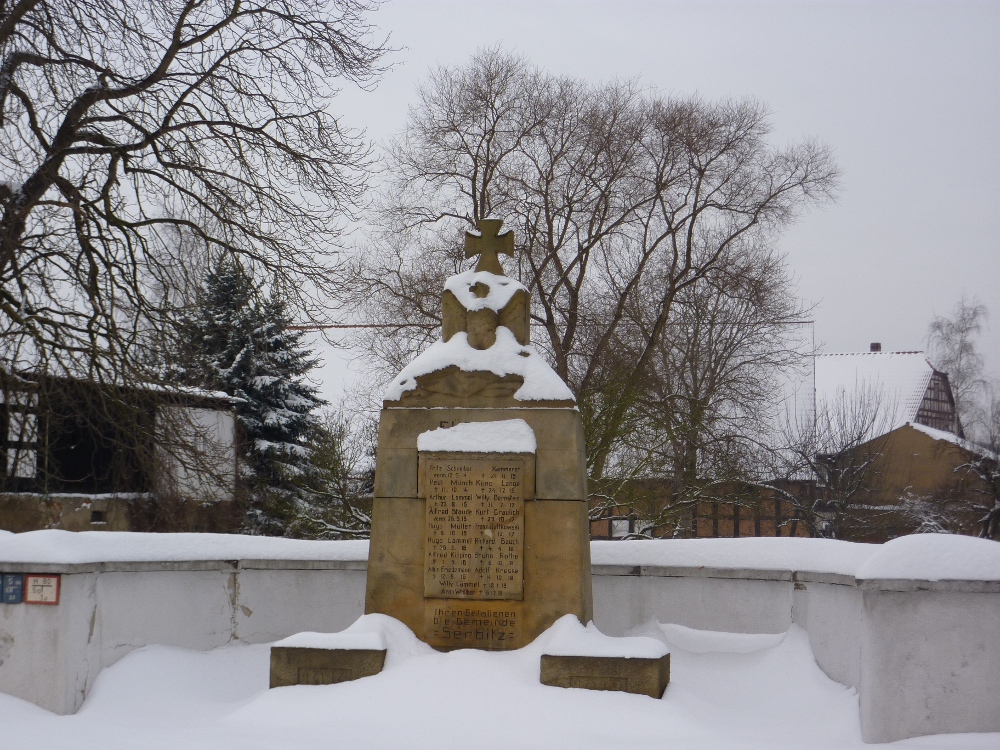 Das Denkmal im Schnee.