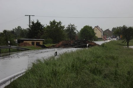 Die aufgebaggerte B93 Richtung Treben