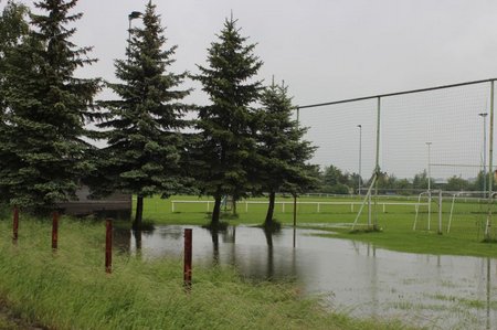 Wasser auf dem Sportplatz