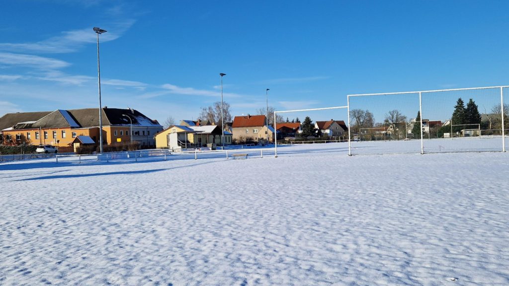 Sportplatz im Schnee